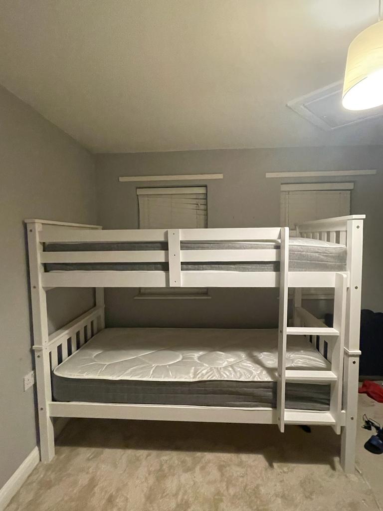 Single Wooden Bunk Bed with Safety Rails - Durable and Space-Saving Design for Kids' Room
