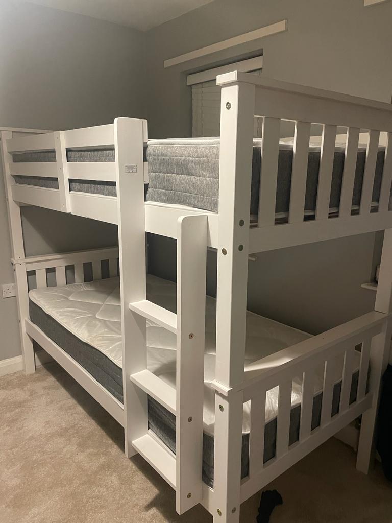 Single Wooden Bunk Bed with Safety Rails - Durable and Space-Saving Design for Kids' Room